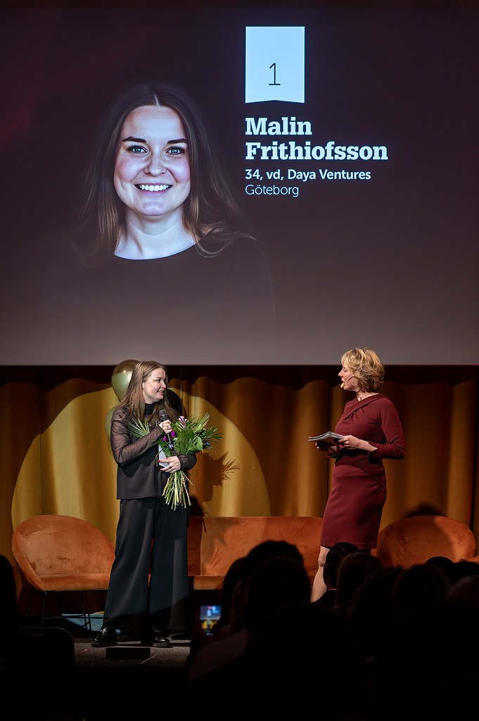 Malin Frithiofsson receiving Framtidens kvinnliga ledare 2026 from Ledarna
